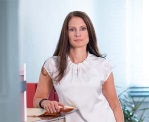 Ein Portraitfoto der Steuerberaterin Britta Trostel im BÃ¼ro ihrer Steuerberatungskanzlei in Aschaffenburg